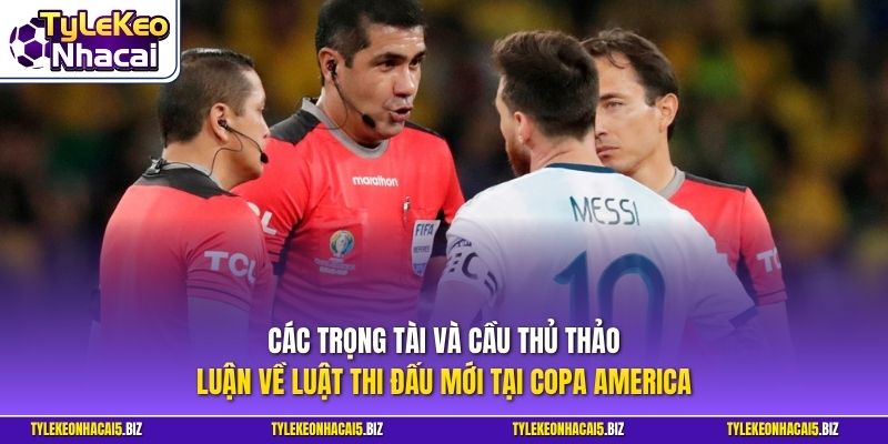 Các trọng tài và cầu thủ thảo luận về luật thi đấu mới tại Copa America